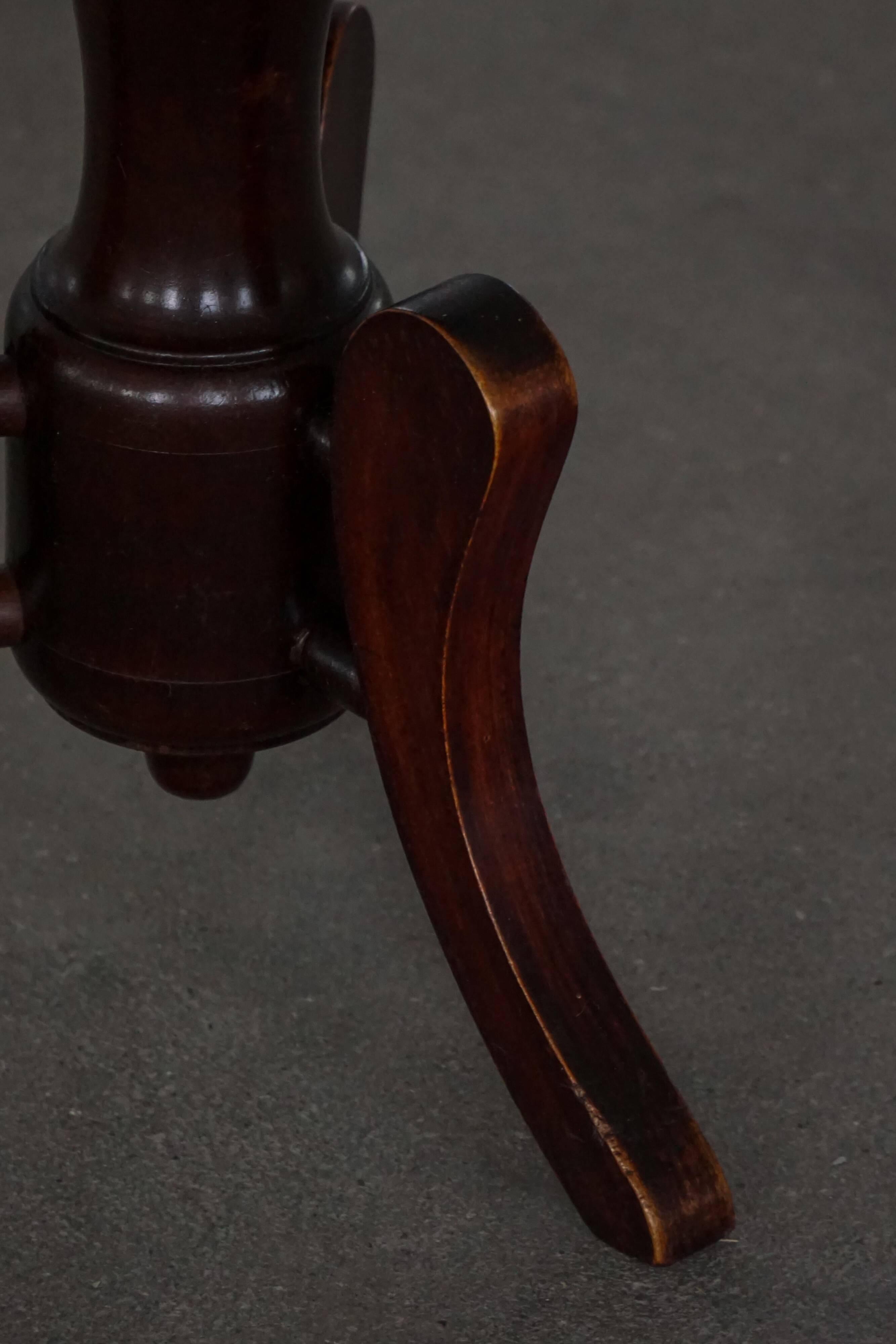 Adjustable Victorian-style piano stool with a jute fabric seat, early 20th century.