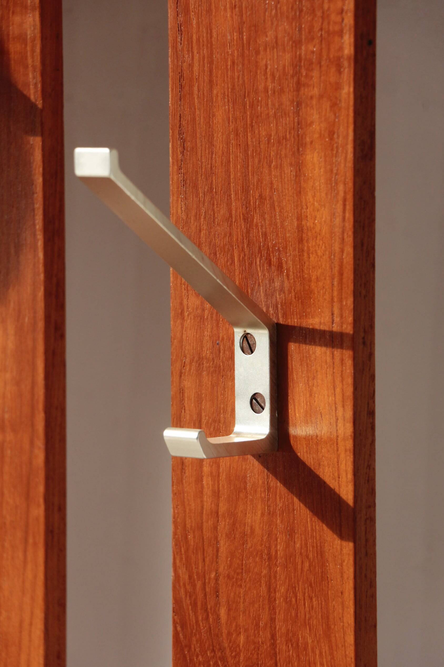 Vestiaire d’entrée vintage – Meuble à patères, miroir et rangements