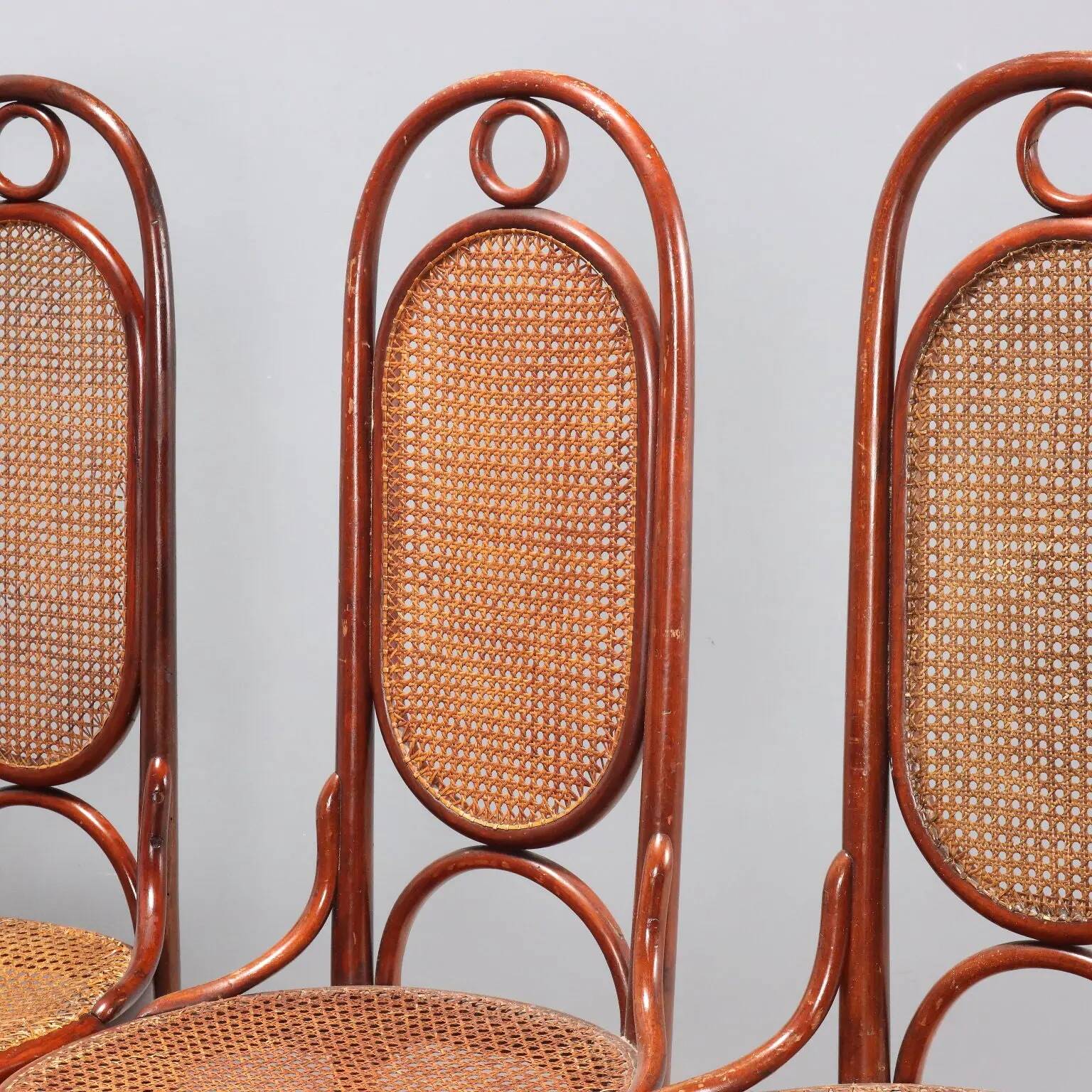 Lot de quatre chaises Thonet anciennes en hêtre cintré teinté acajou, Vienne, XXe siècle