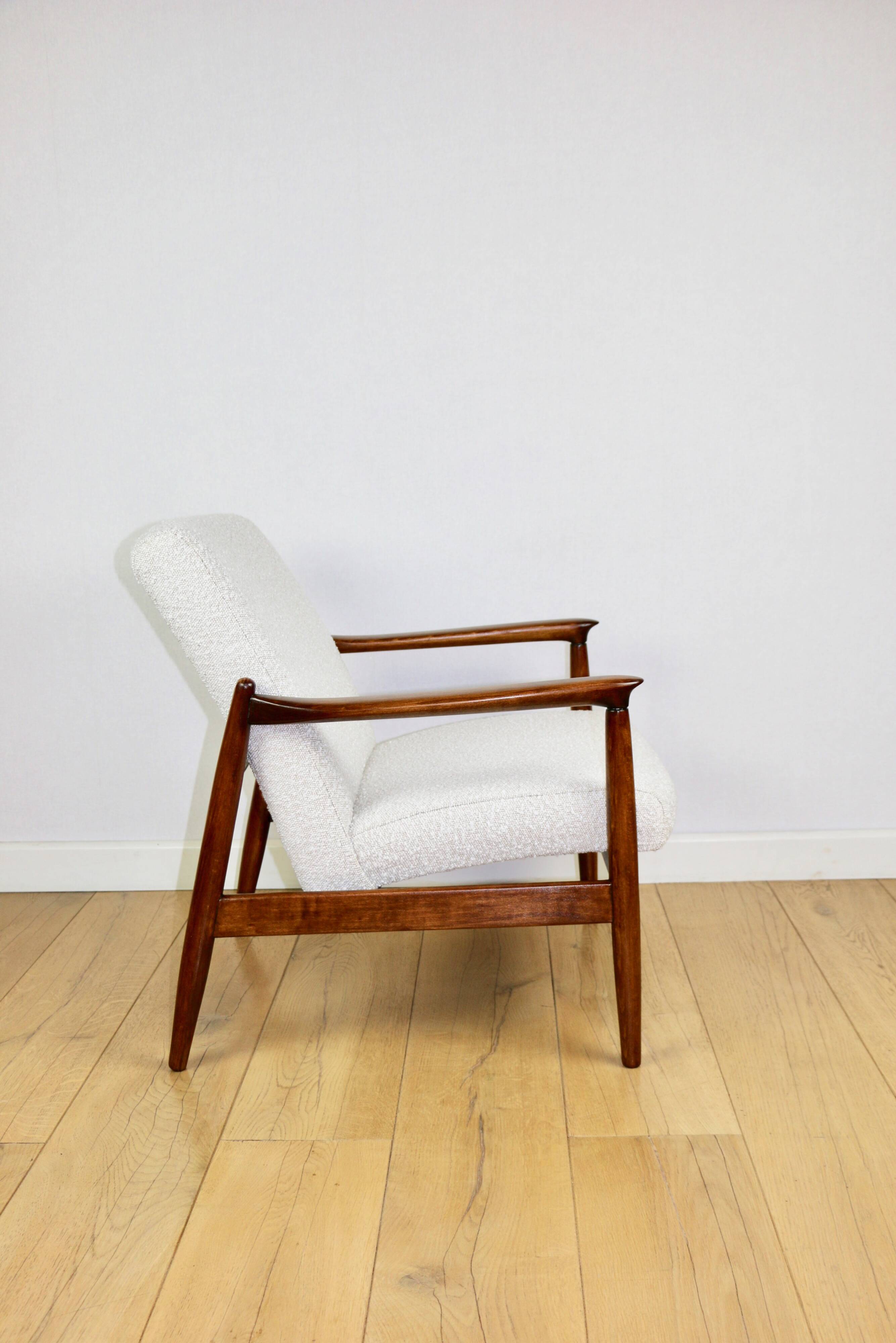 Fauteuil GFM-64, conçu par Edmund Homa dans les années 70, blanc ivoire - 2 pièces disponibles.