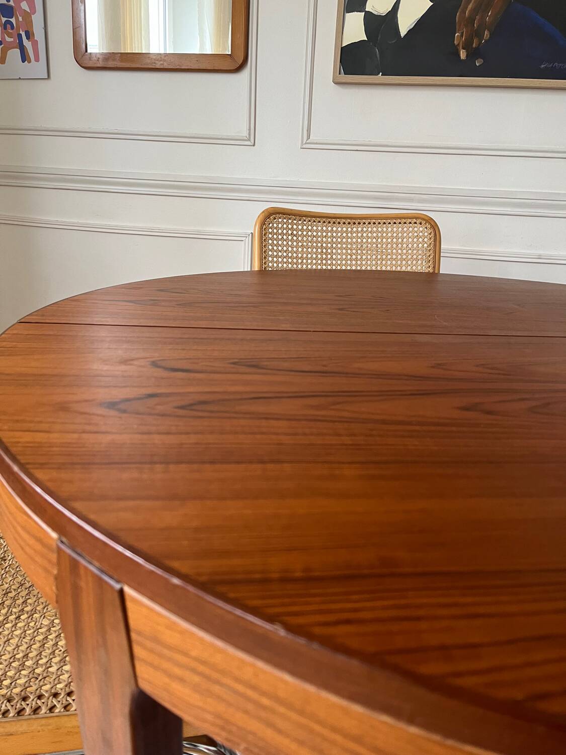 Round extendable rosewood table from the 70s