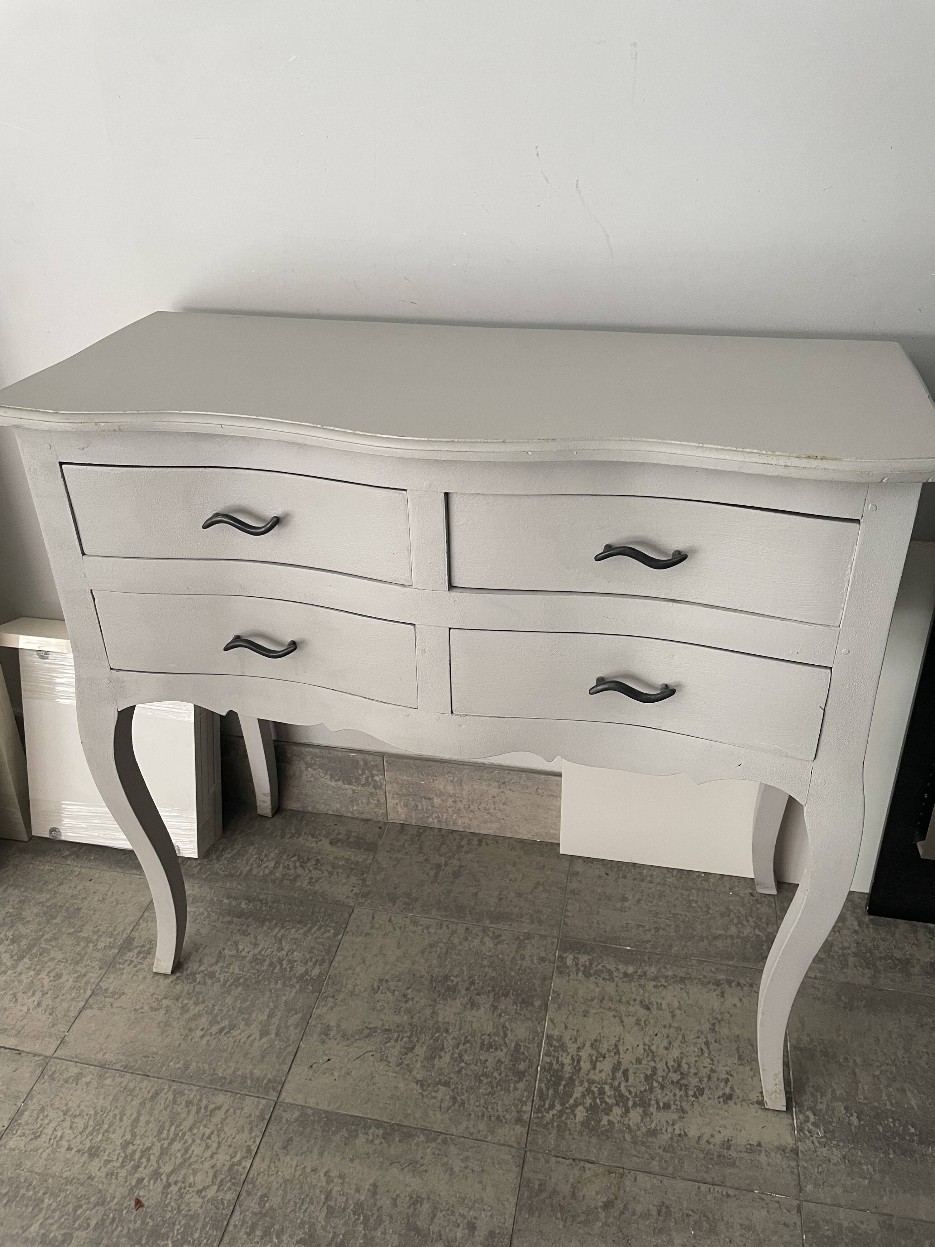 Chest of drawers in wood painted grey