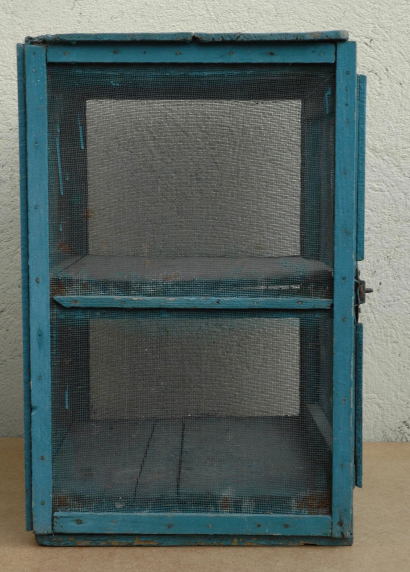 Old wooden eating guard (h 48cm)