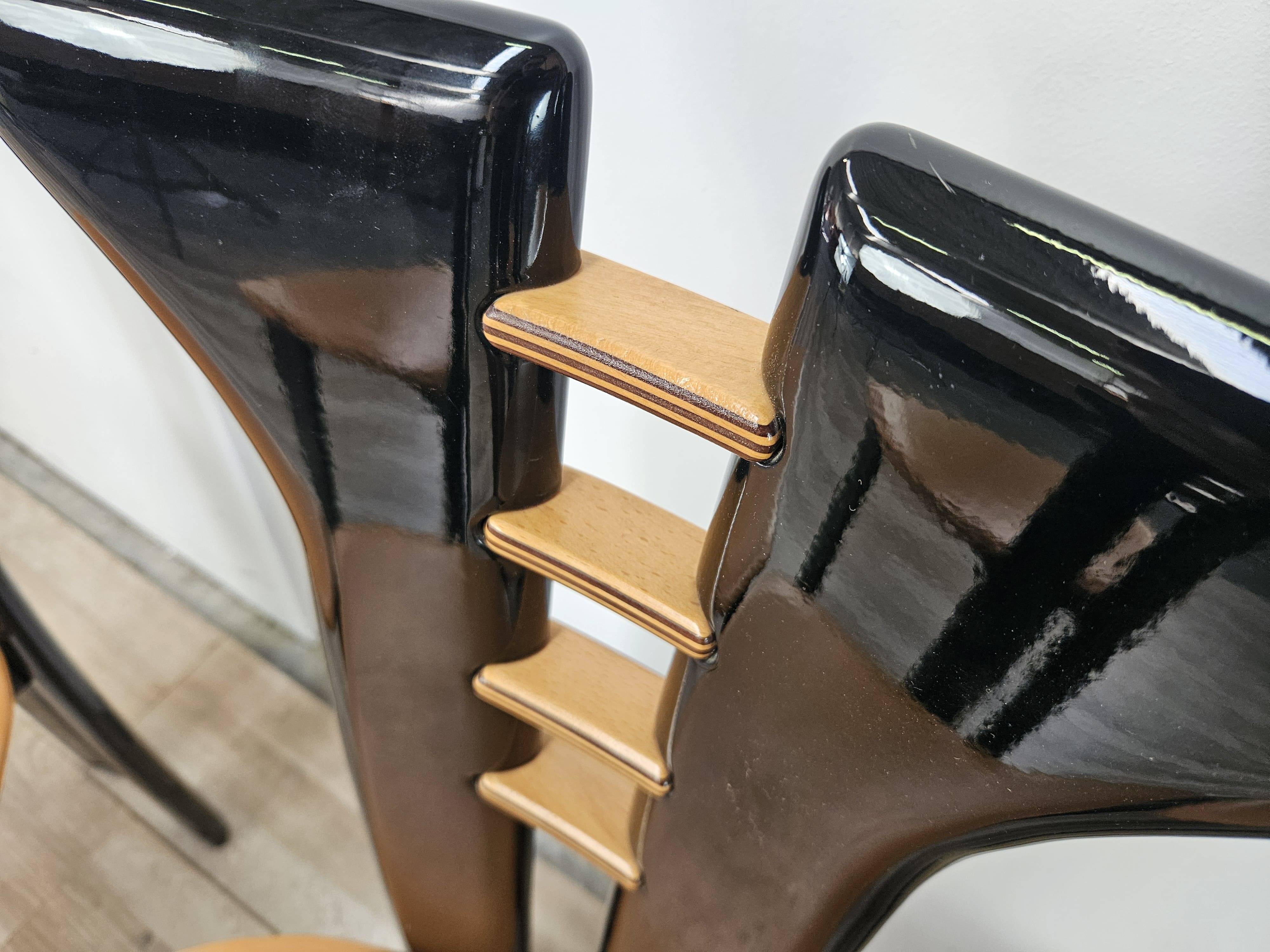 Ensemble de 6 chaises Pierre Cardin en bois laqué noir, 1970