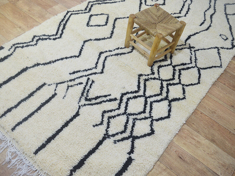 Abstract berber carpet 275 x 148 cm