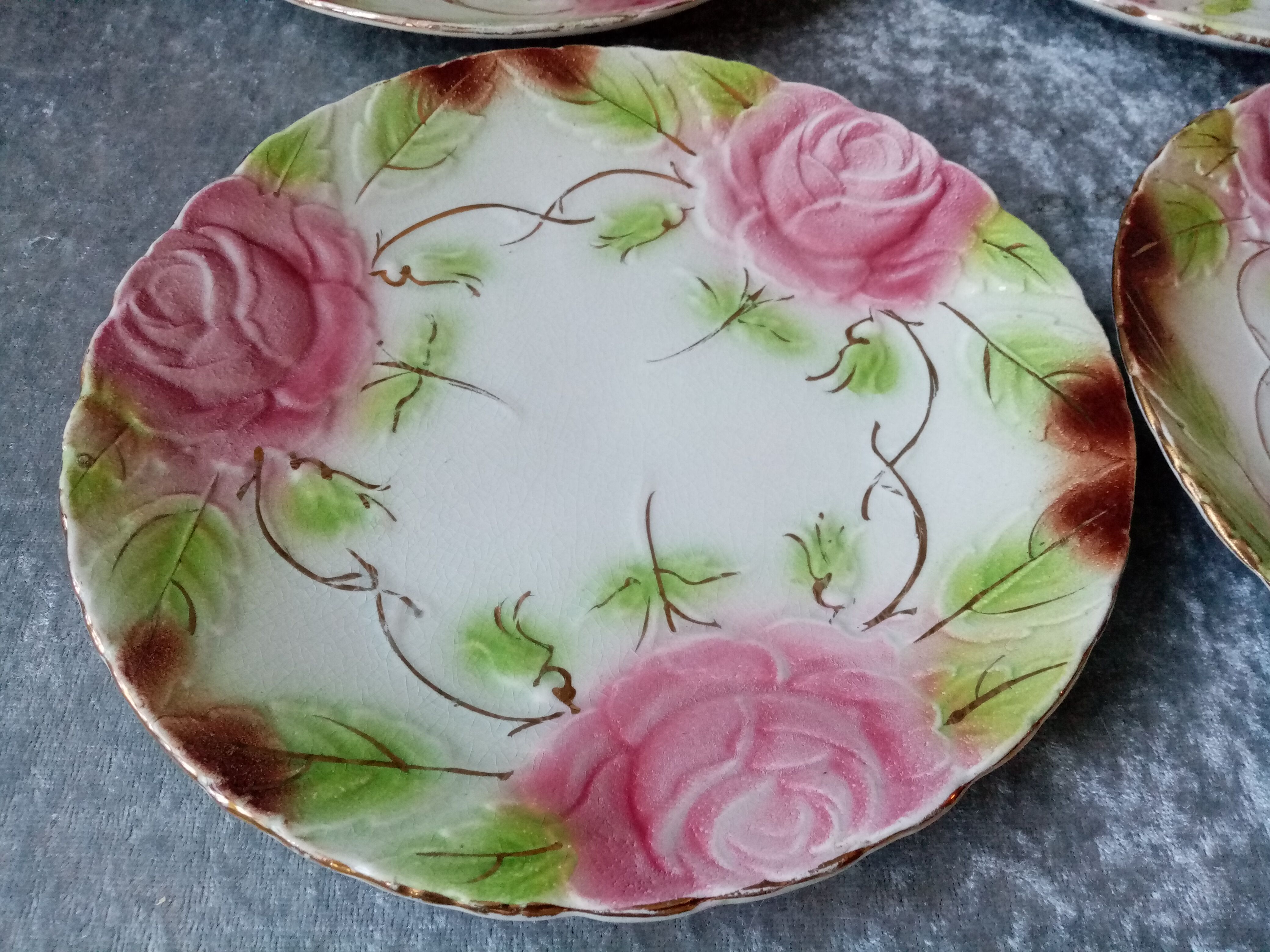 Series of 6 plates in slip decorated with roses