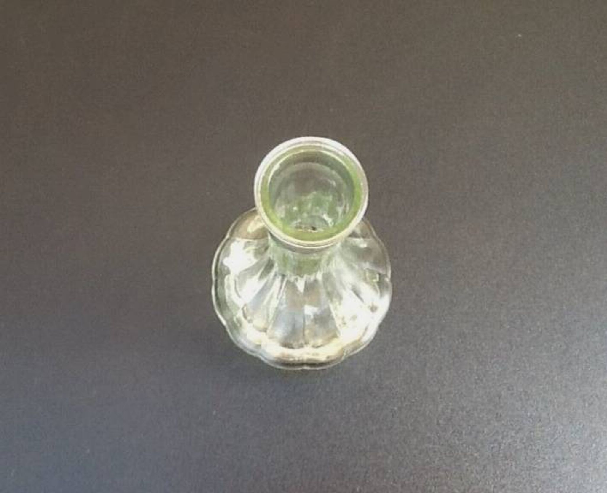 Années 1970   Vase / Soliflore à panse sur pied douche  Verre transparent