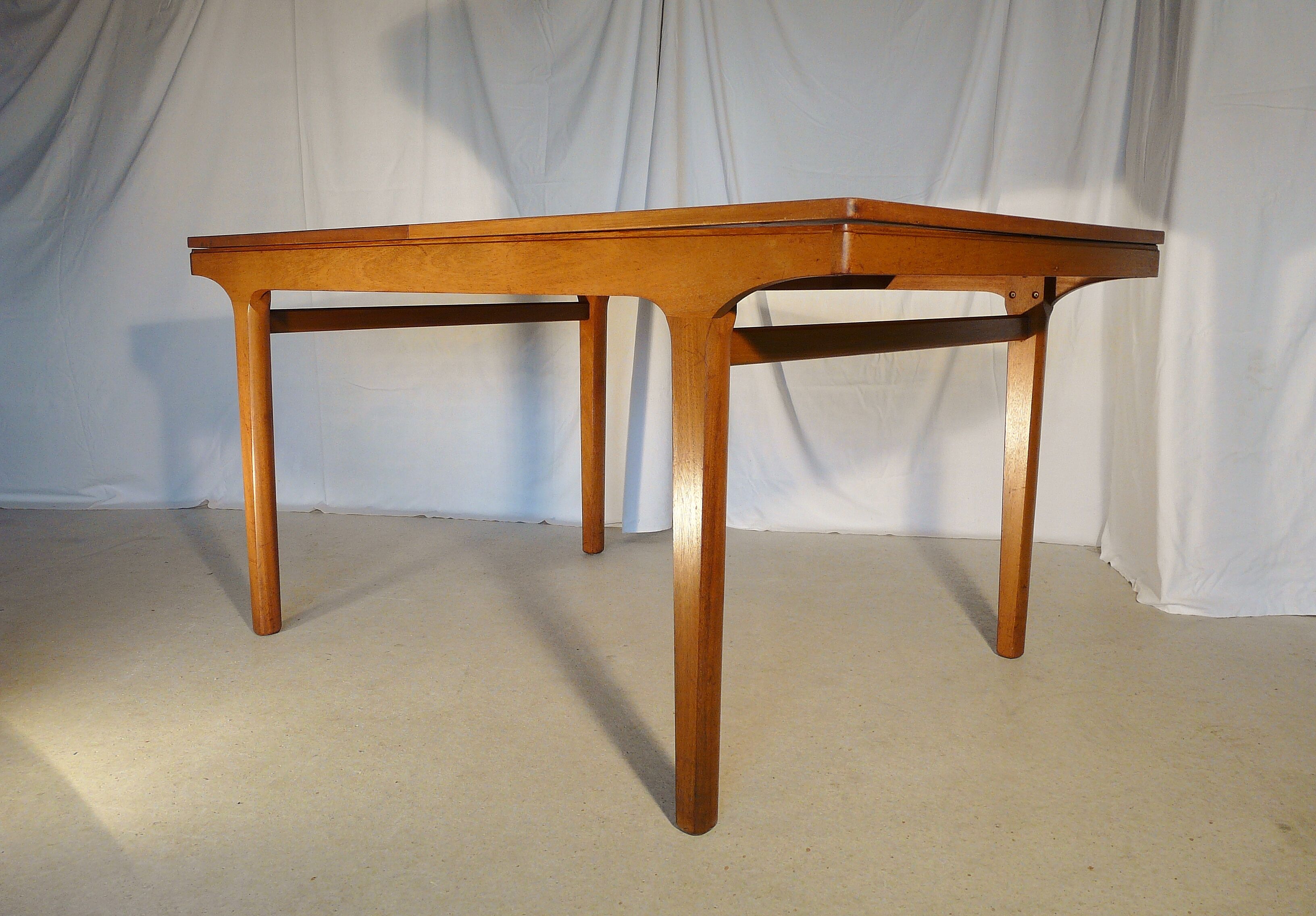 Scandinavian extendable rectangular table in blond teak