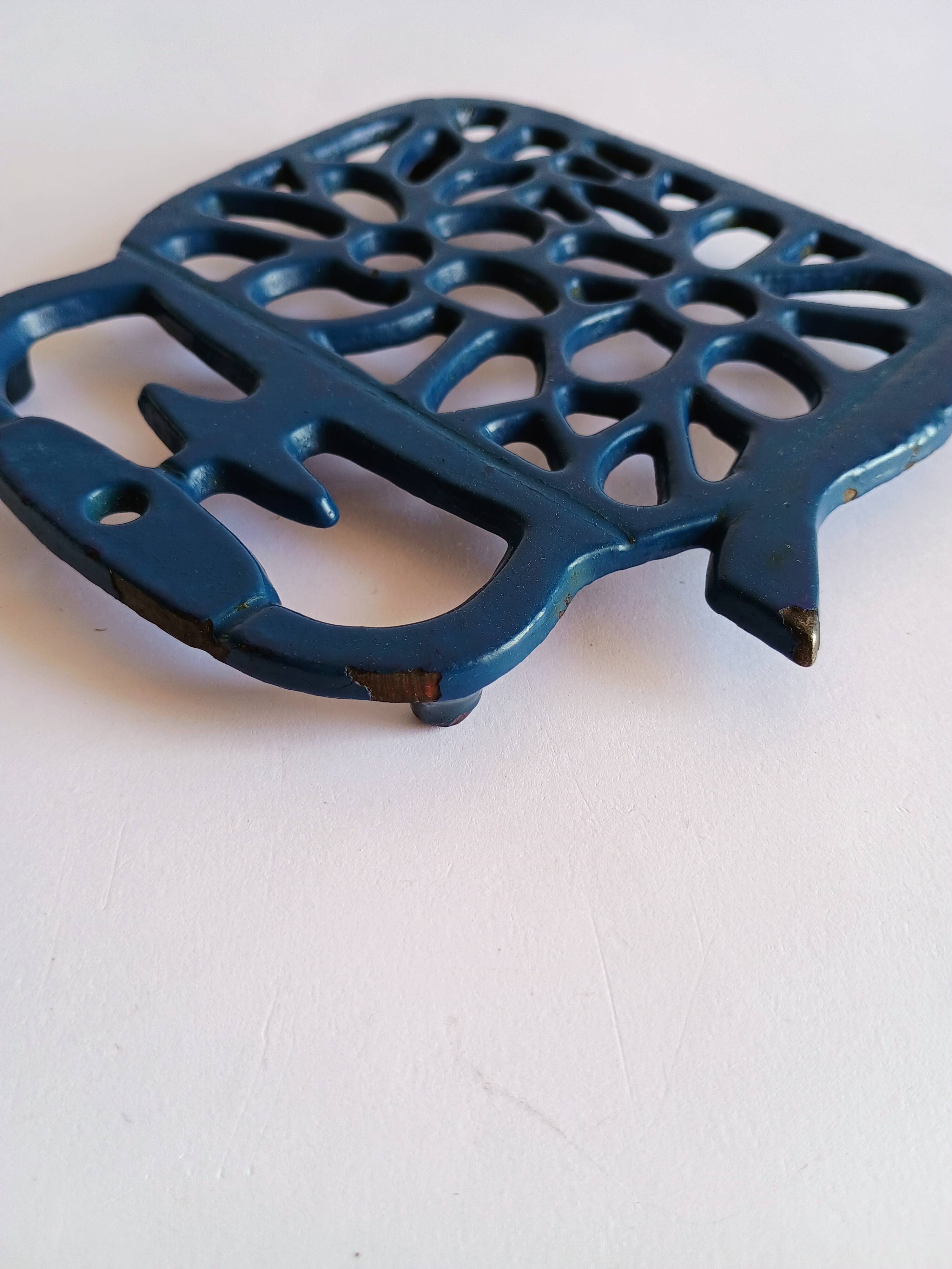 Kettle-shaped cast iron trivet