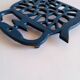Kettle-shaped cast iron trivet