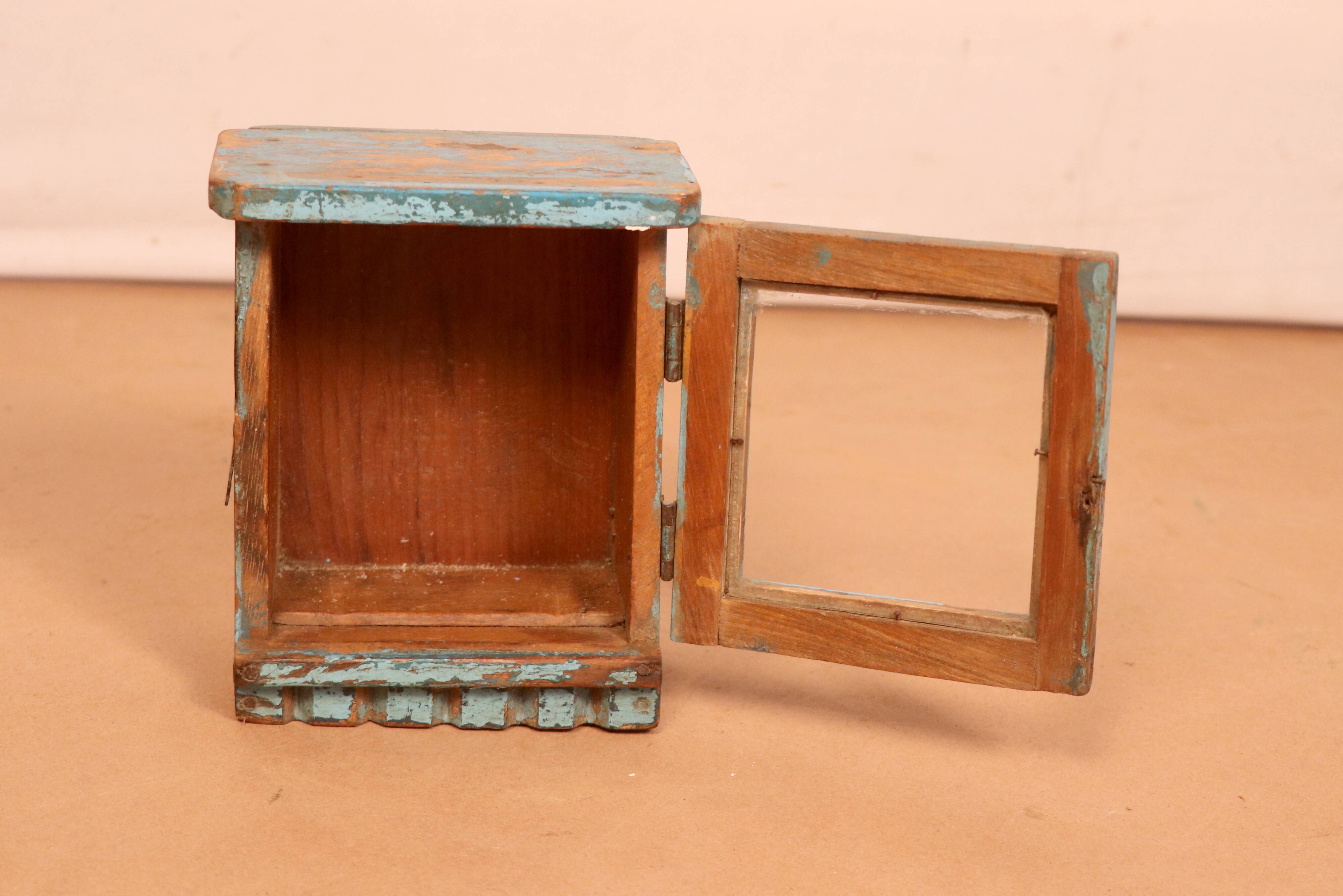 Vitrine murale en teck birman patine bleue d'origine
