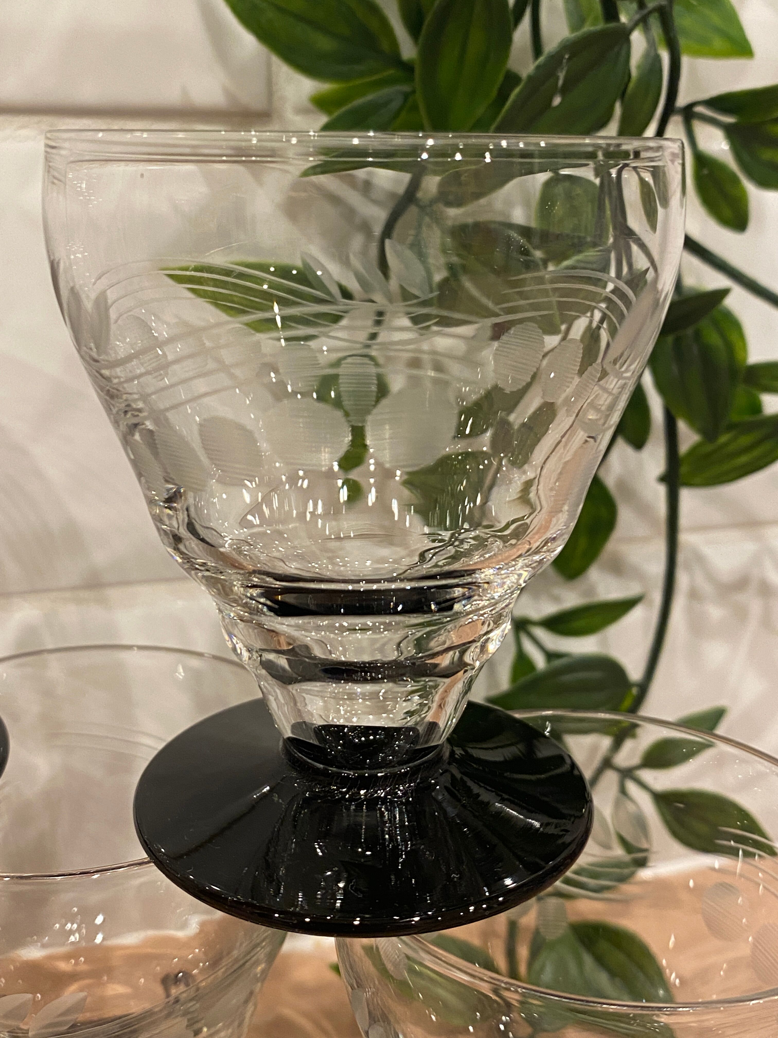 Set of 8 retro wine glasses in engraved glass
