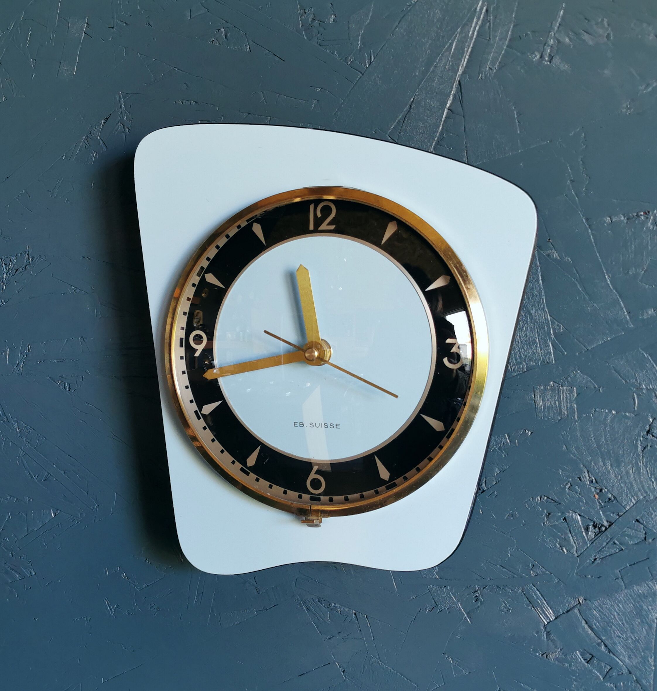 Horloge formica vintage pendule murale silencieuse asymétrique "EB Suisse bleu ciel"