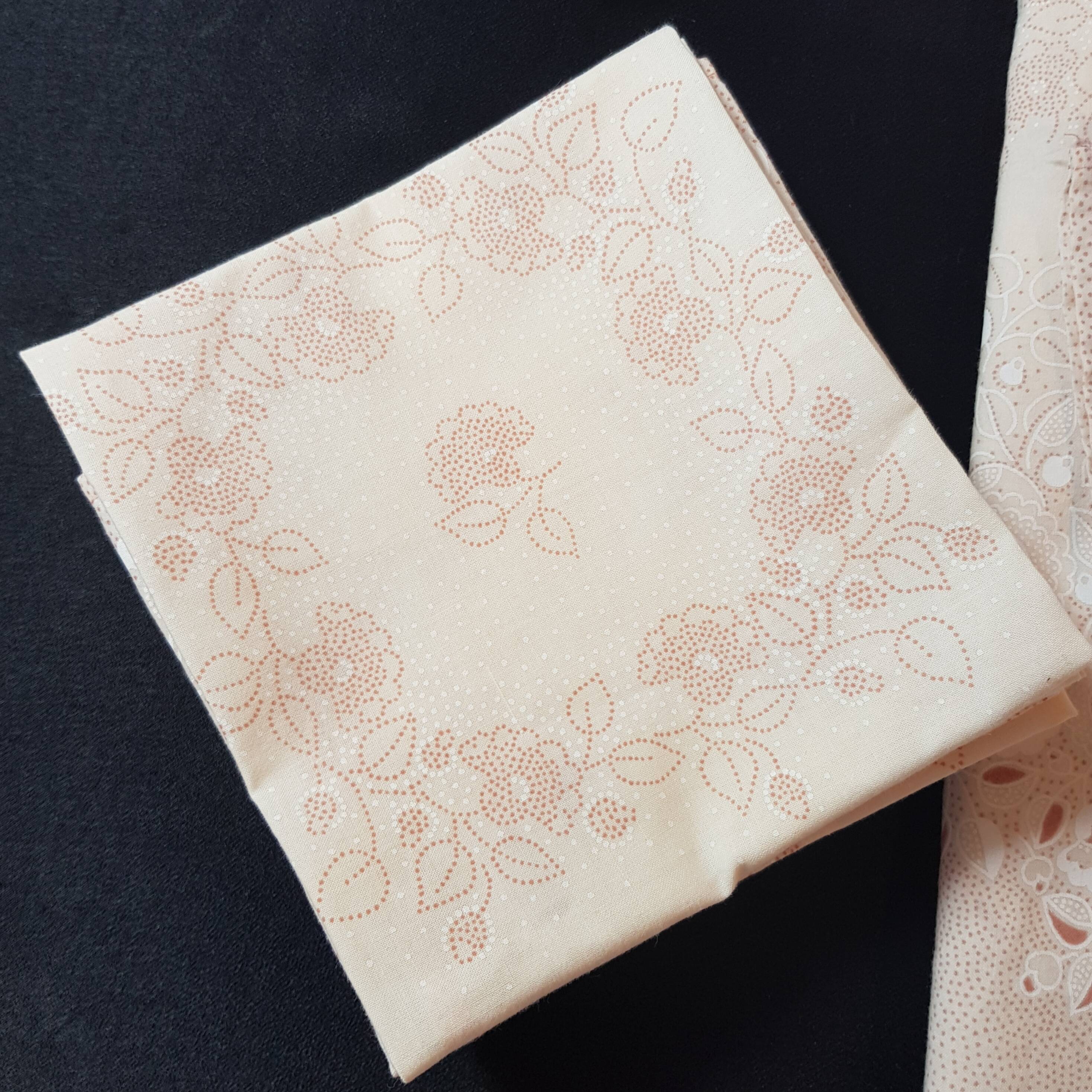 Set of 1 tablecloth and 10 powder pink towels