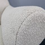 Paire de fauteuils bouclés italiens du milieu du siècle, pieds en fer et laiton, années 1950