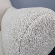 Paire de fauteuils bouclés italiens du milieu du siècle, pieds en fer et laiton, années 1950