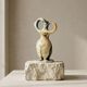 Vase sculptural biomorphique en céramique représentant une forme féminine, Europe, XXe siècle