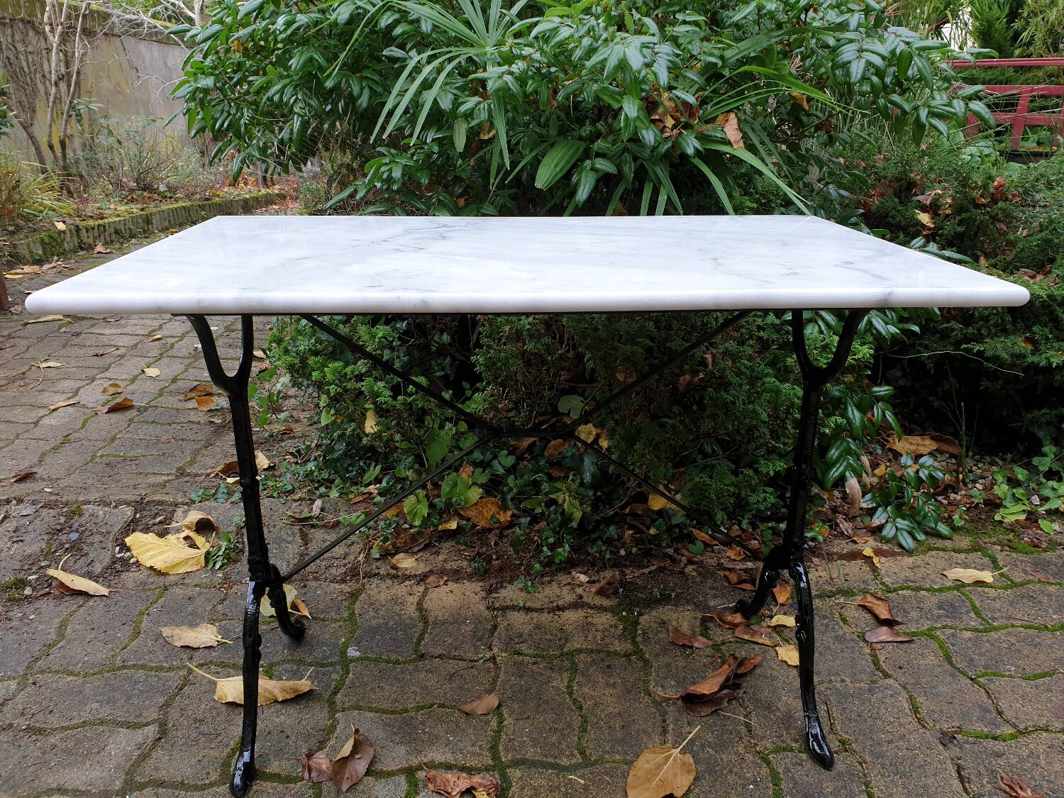 Table bistrot en marbre de carrare et fonte