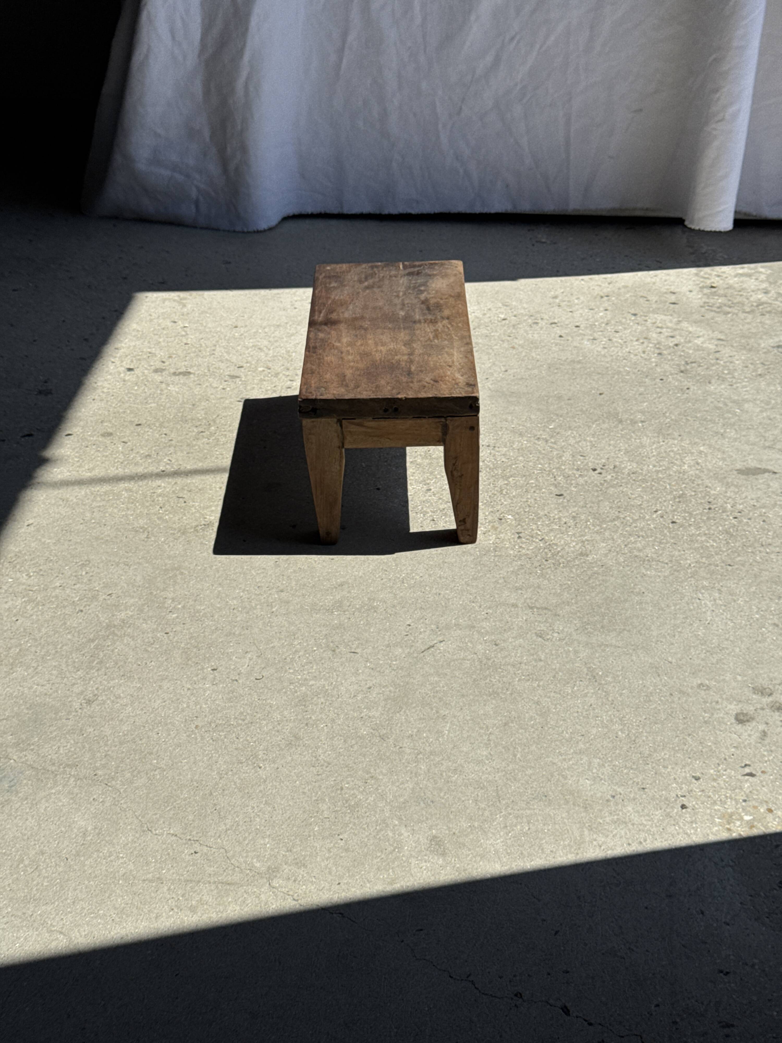 Petit banc en teck ancien rectangulaire quadripode d'Indonésie H20 L45