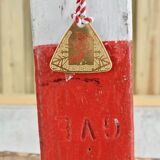 Lampe en bois patiné rouge et blanc