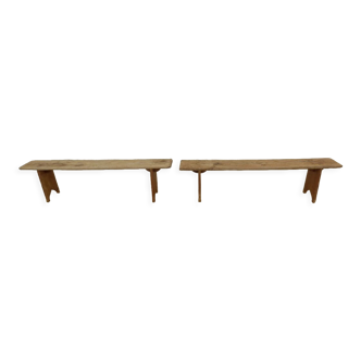 Deux bancs dans leurs patines en bois massif