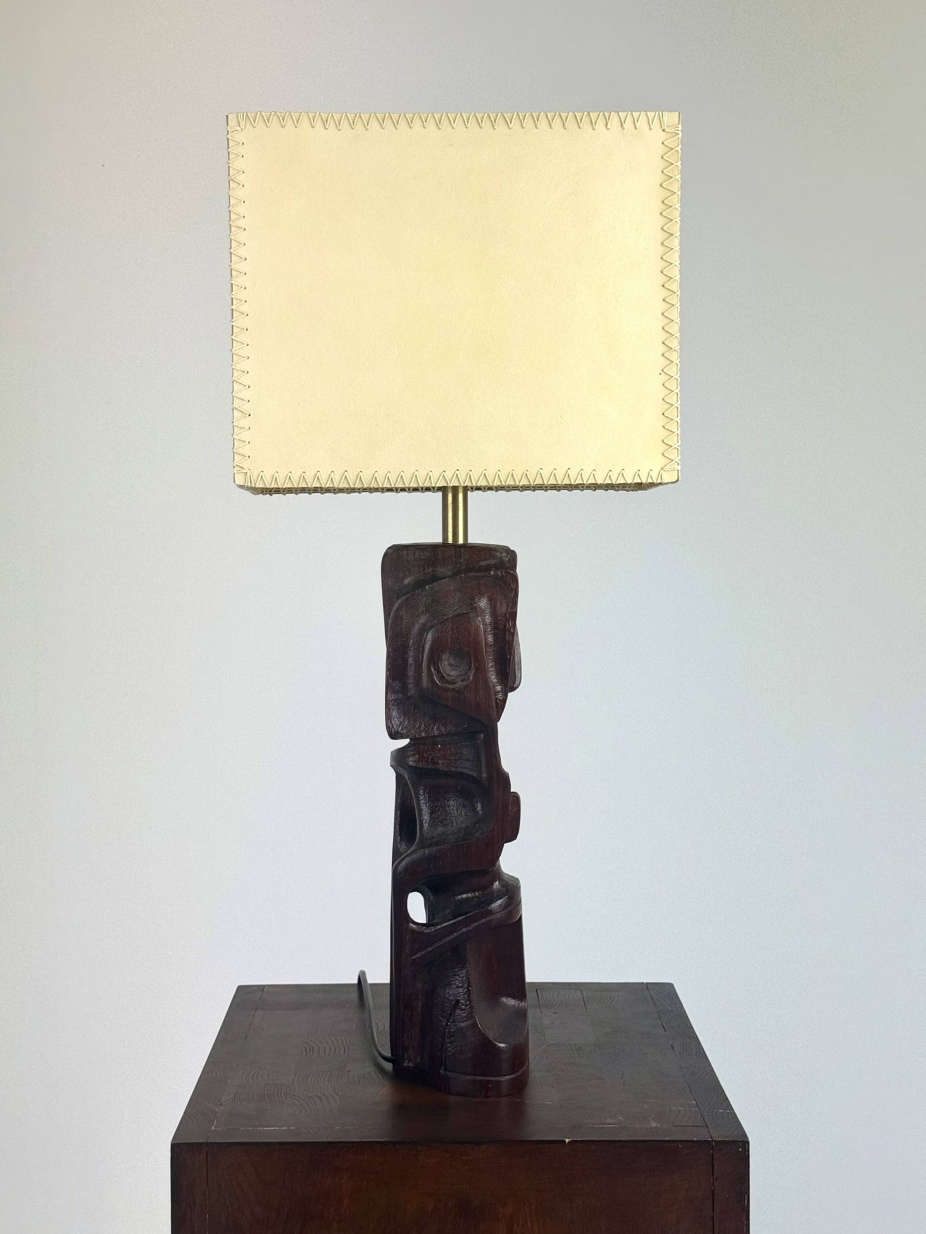 Lampe de table sculpturale en bois sculpté à la main par Gianni Pinna
