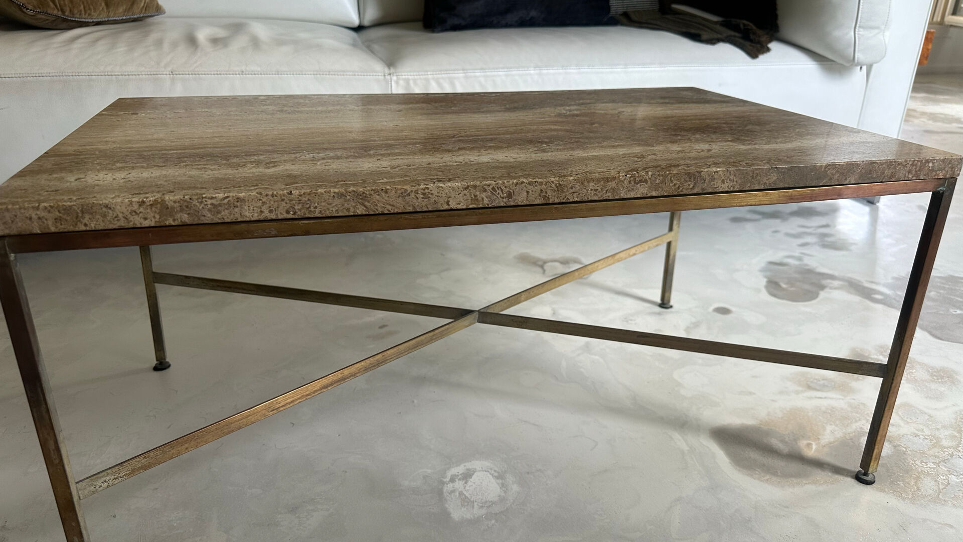 Table basse travertin et laiton