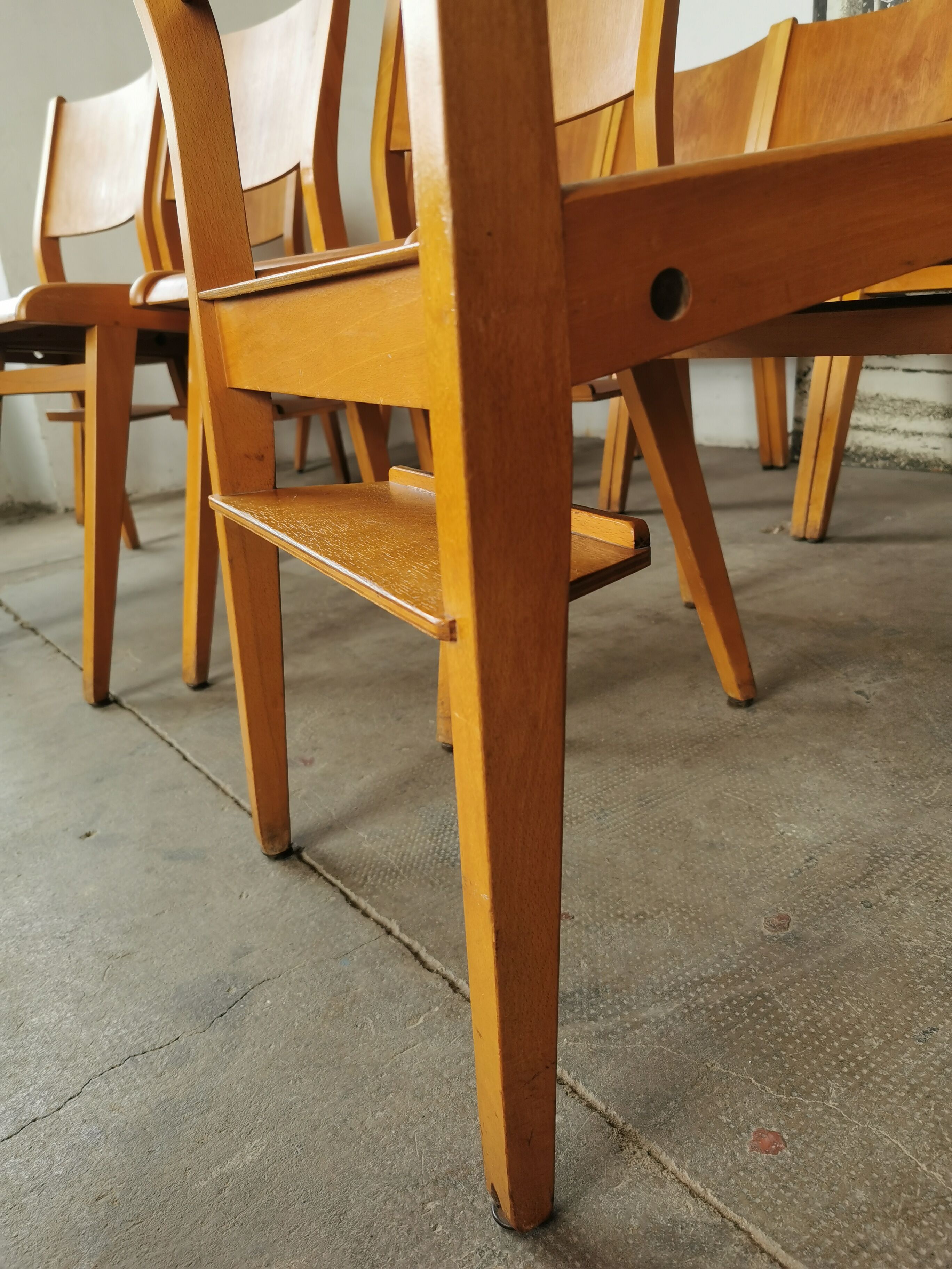 Lot de 6 chaises de théâtre en bois blond