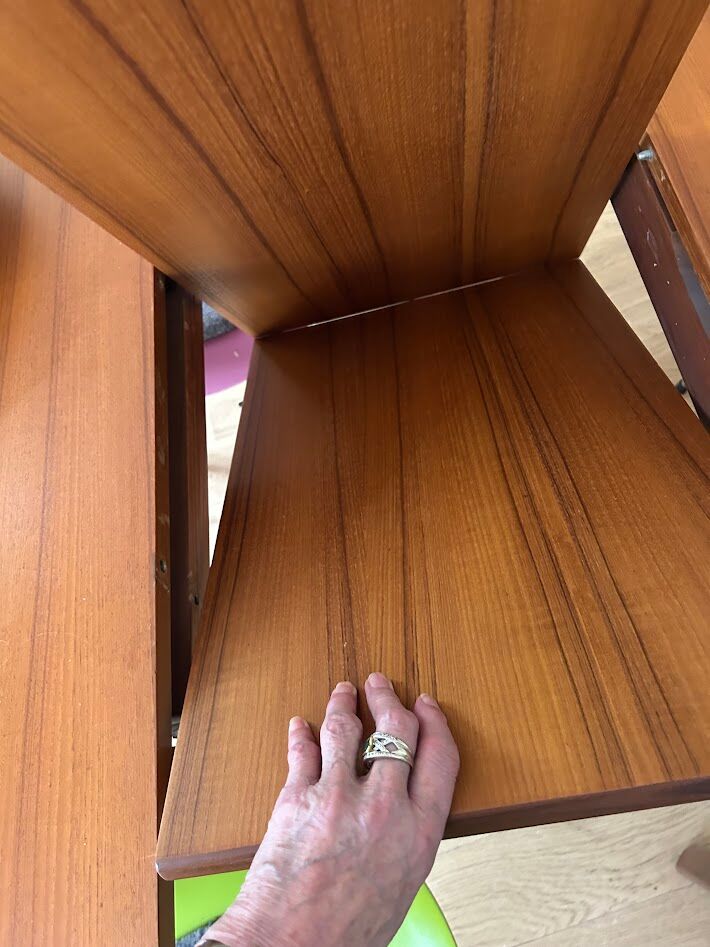 Extendable teak table