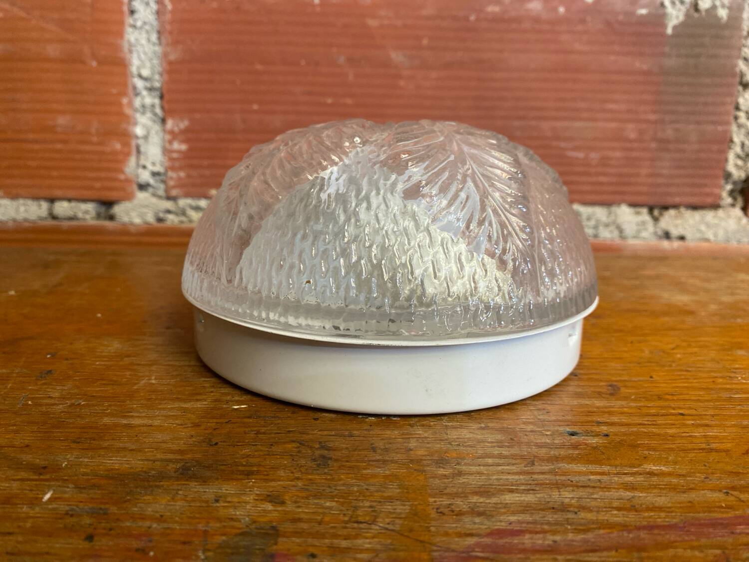 Plafonnier applique ancienne verre moulé + support metal blanc vintage