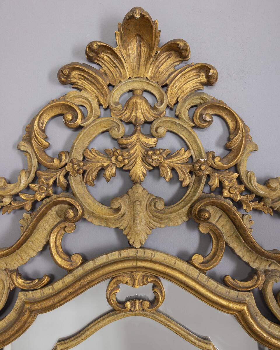 MIROIR MURAL DU DÉBUT DU XXE SIÈCLE EN BOIS DORÉ DE STYLE BAROQUE