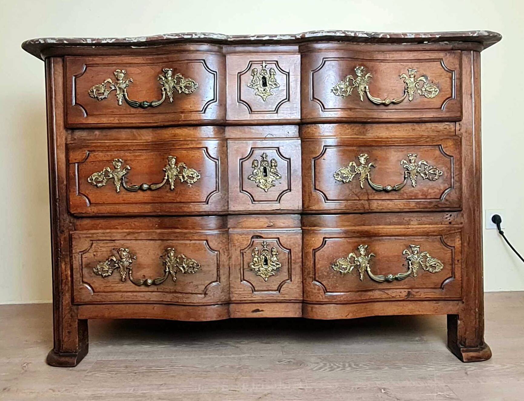 Louis XIV period Arbalette chest of drawers in solid walnut circa 1700