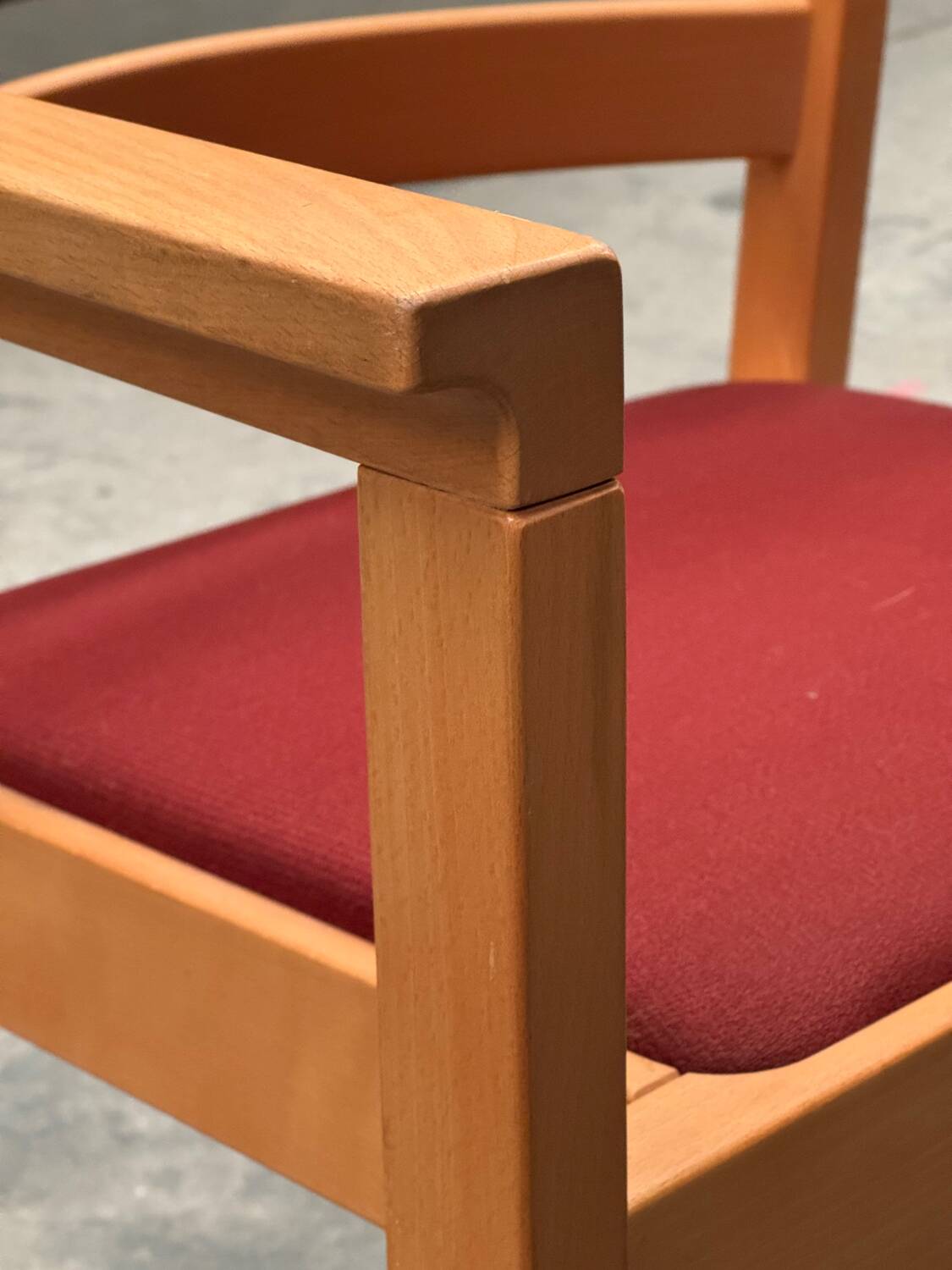 4 chaises empilables design Hans Wegner