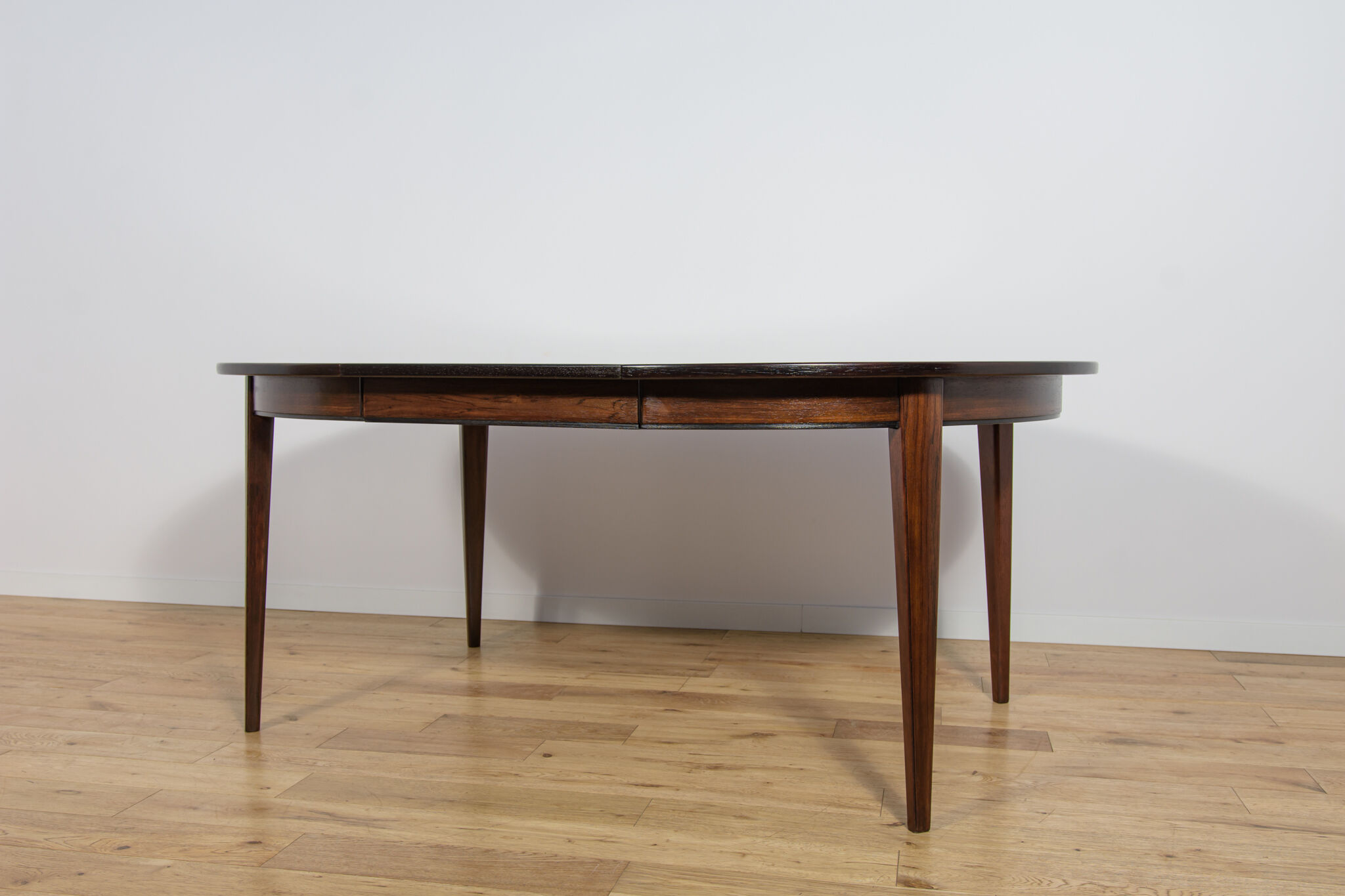 Table à manger ronde en palissandre de style mid-century moderne modèle 55 par Gunni Omann pour Omann Jun, Danemark, années 1960.