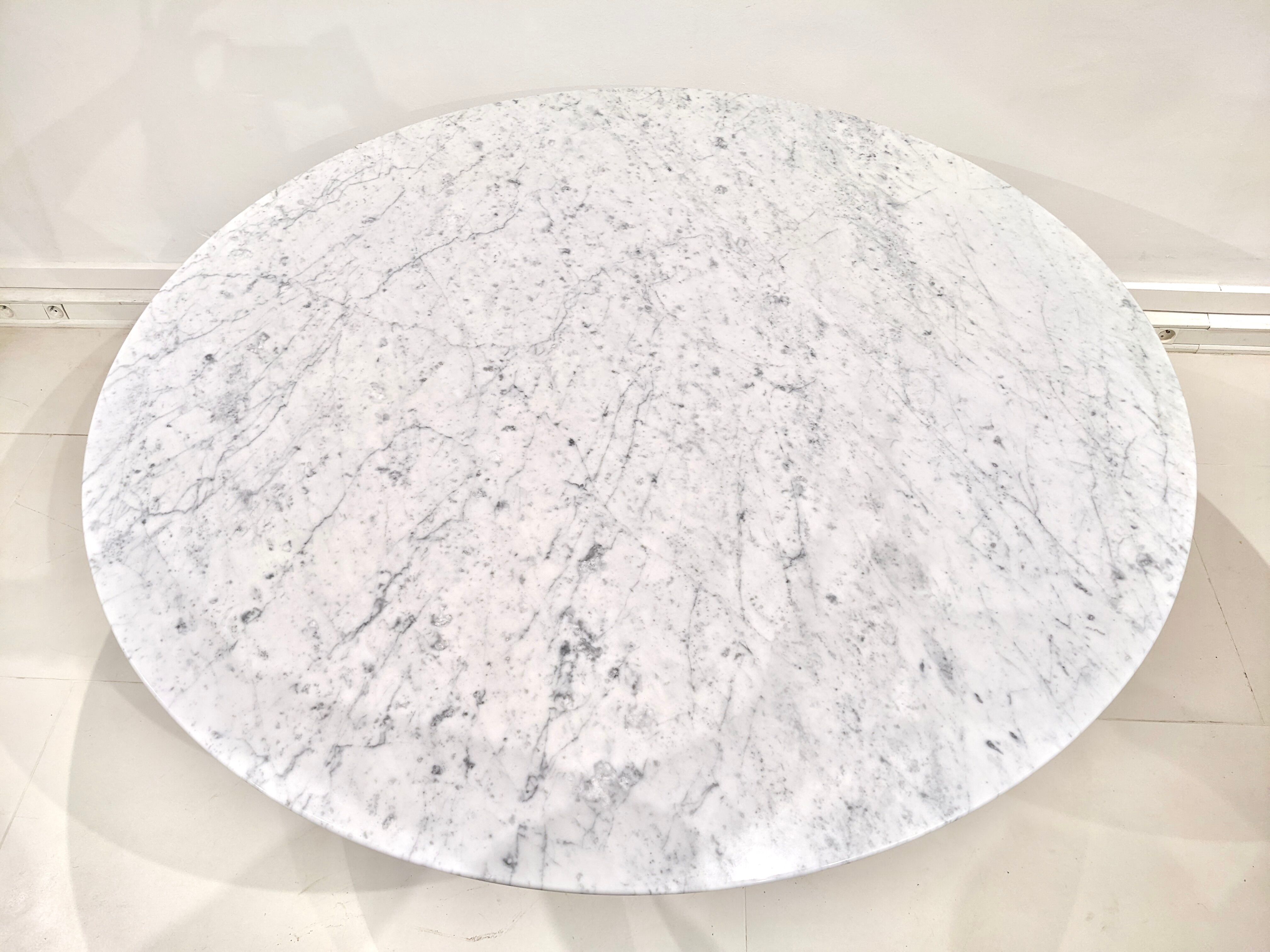 Round table in carrara mabre by Eero Saarinen for Knoll