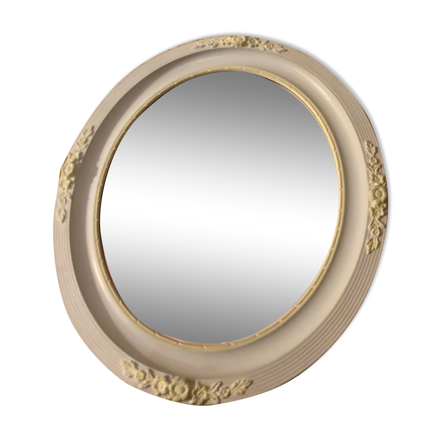 Mirror in carved wood