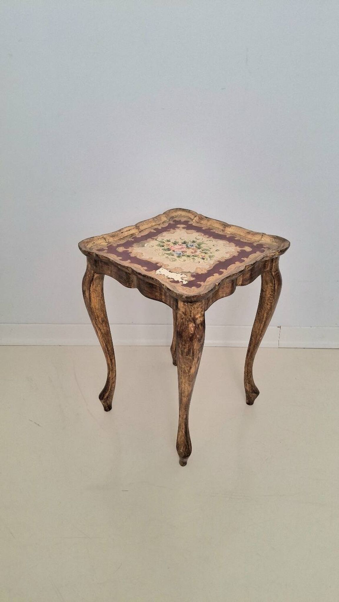 Table d'appoint en bois doré florentin italien du milieu du siècle avec peinture à la main F