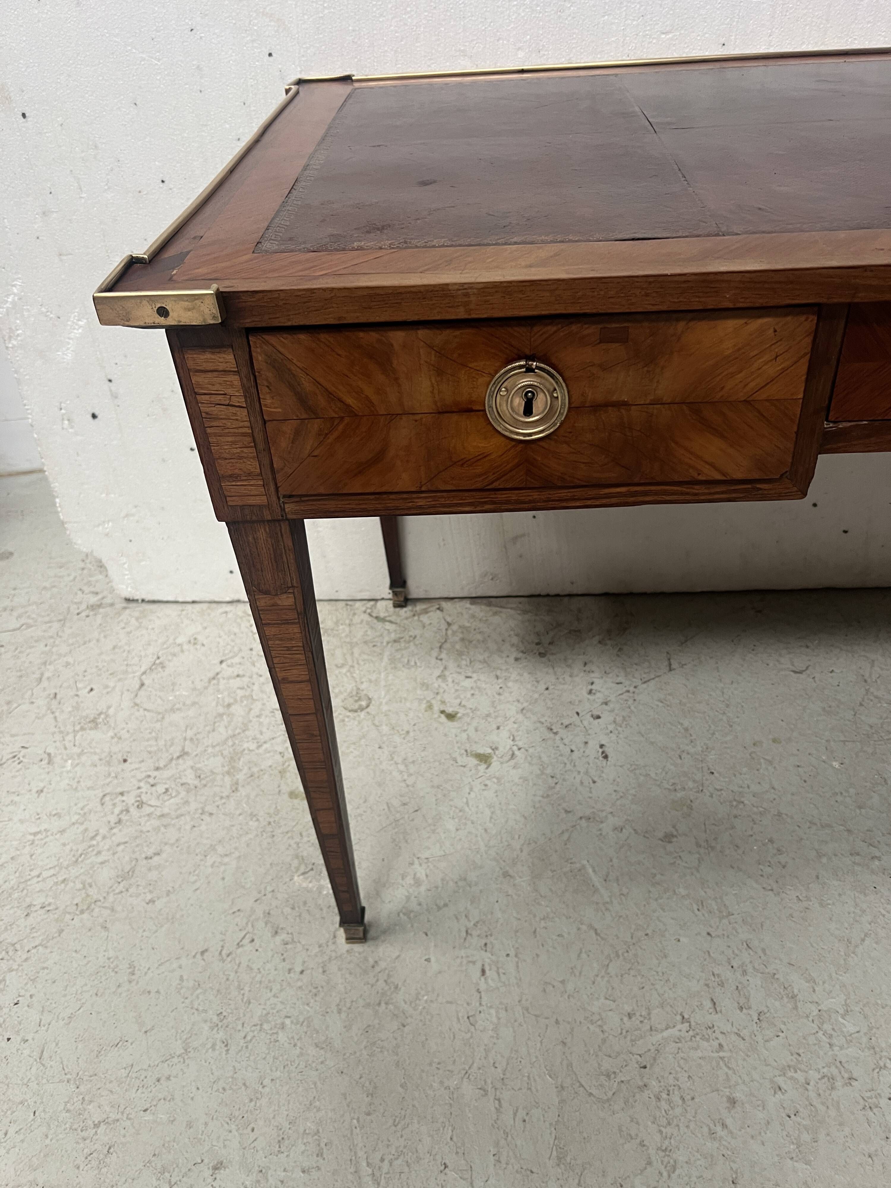 Louis XVI flat desk in mahogany veneer and rosewood, 18th century.