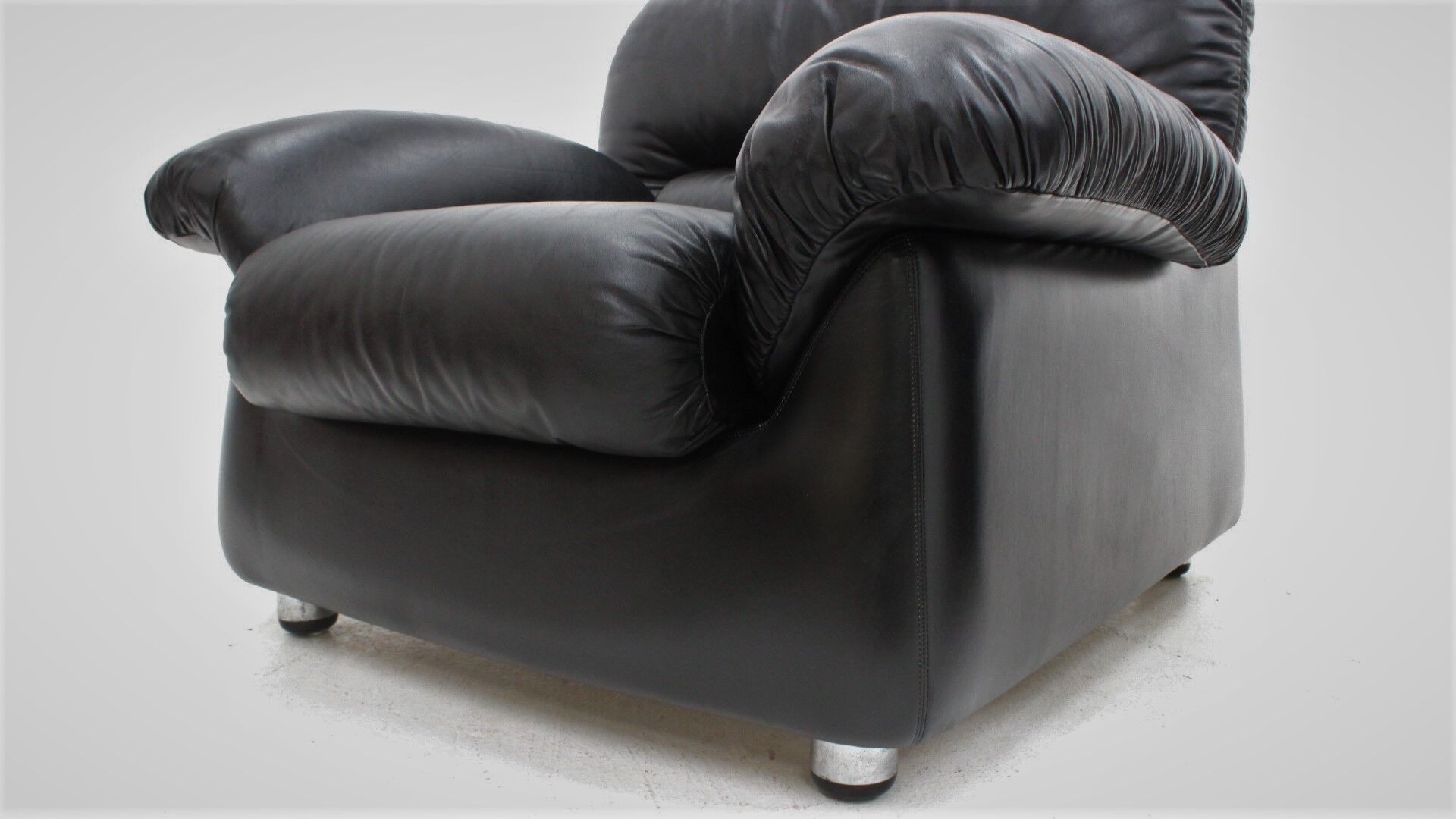 Sormani black leather vintage armchairs 1970s