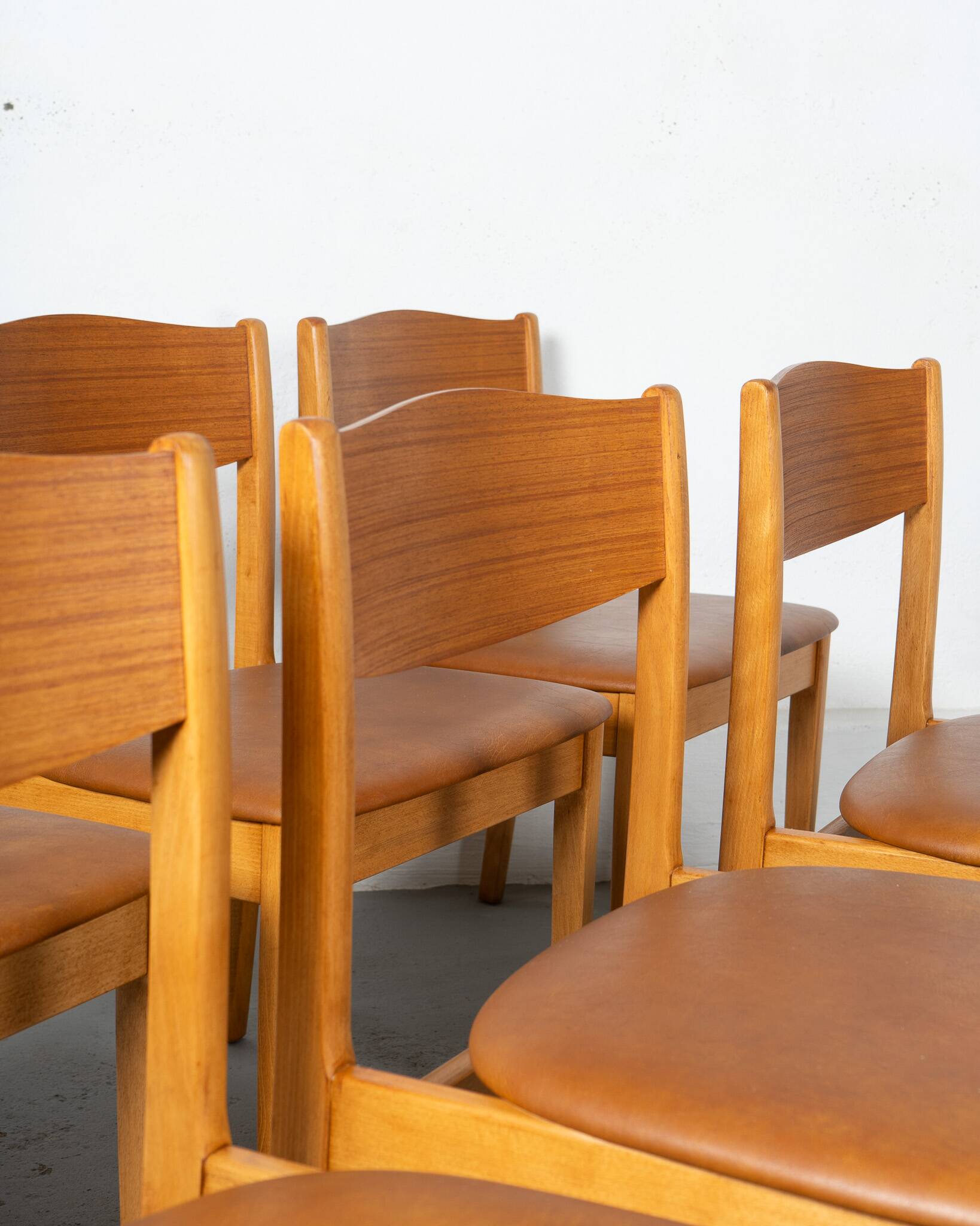 Set of 6 Danish dining chairs made of beech and brown leatherette.