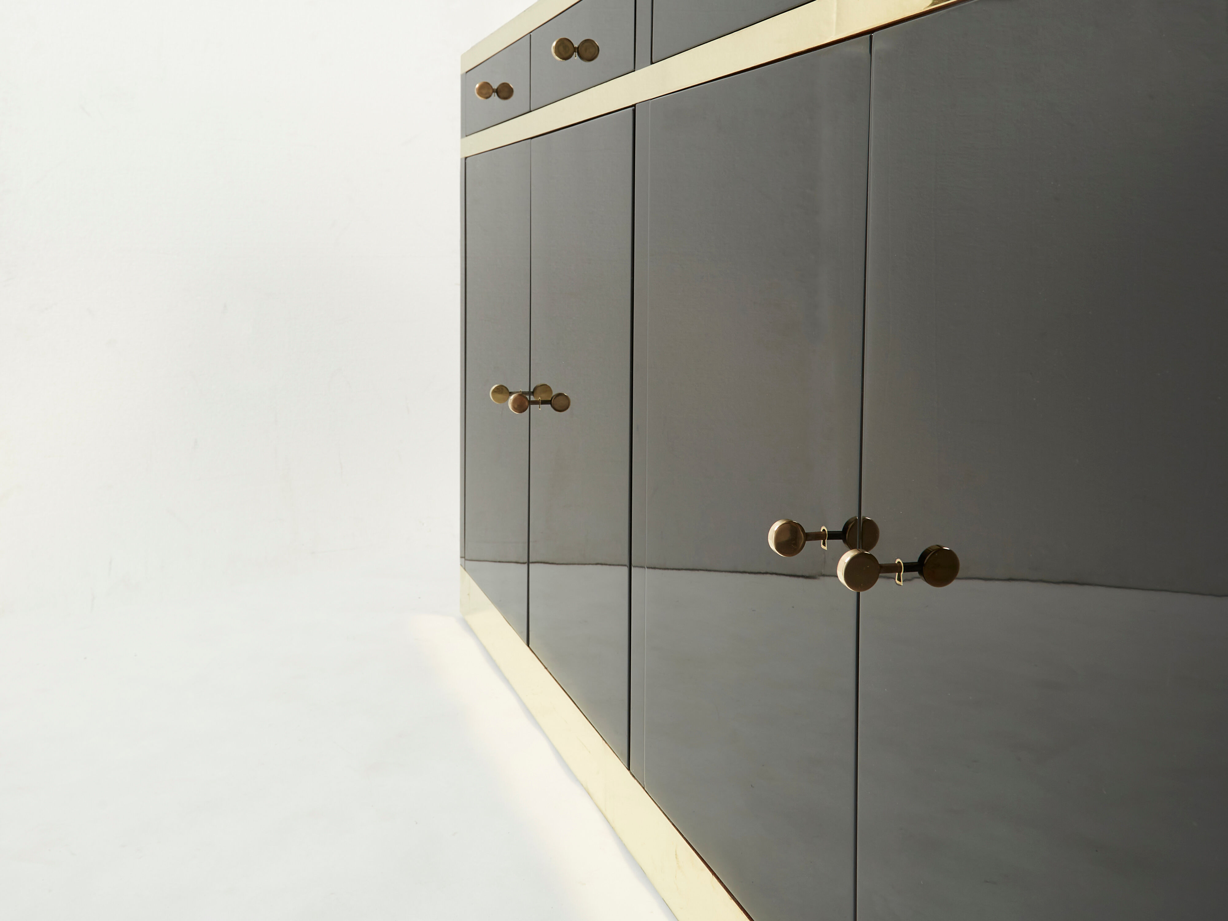 Enfilade laquée noire et laiton signée J.C. Mahey années 70