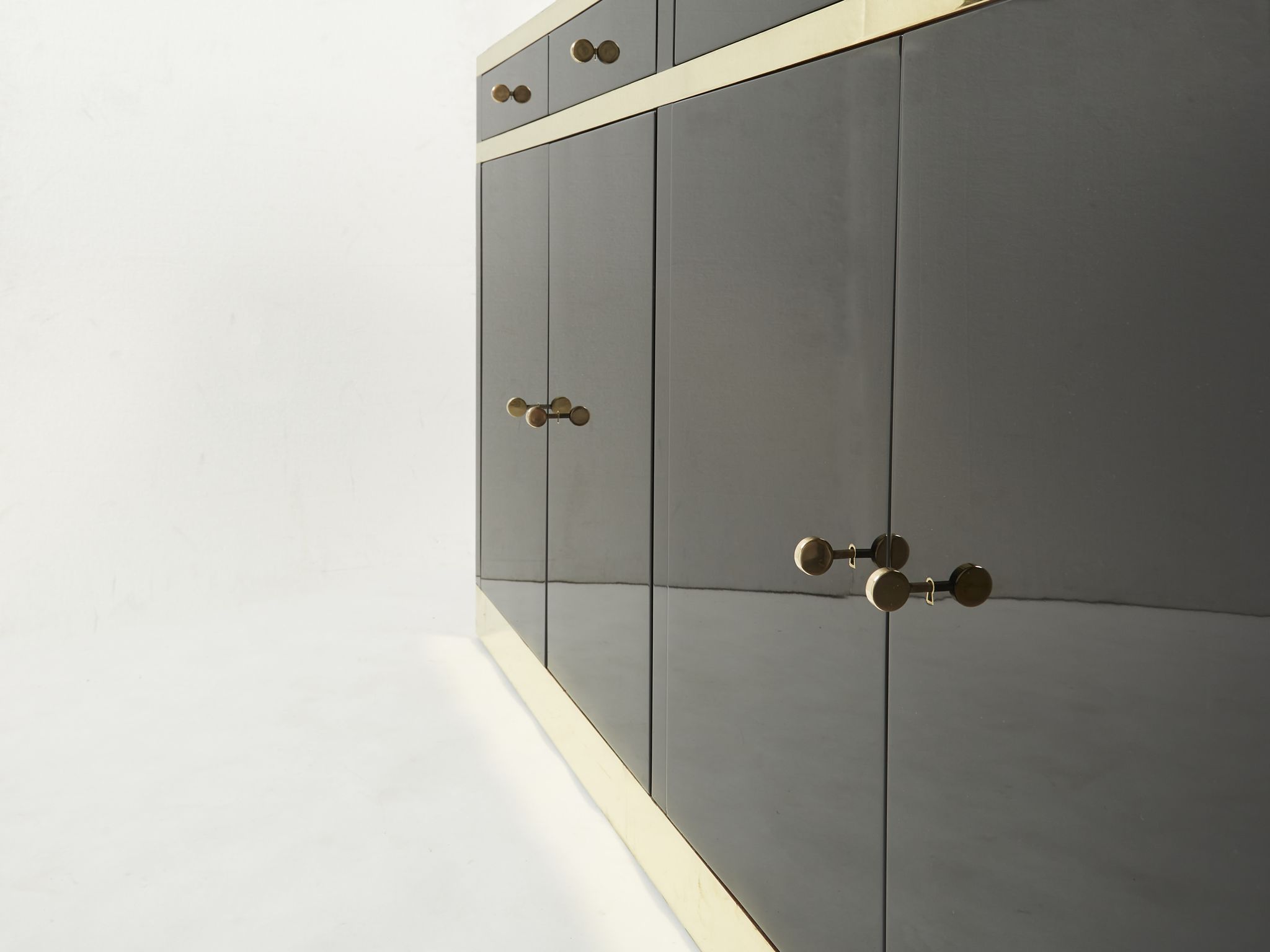 Enfilade laquée noire et laiton signée J.C. Mahey années 70