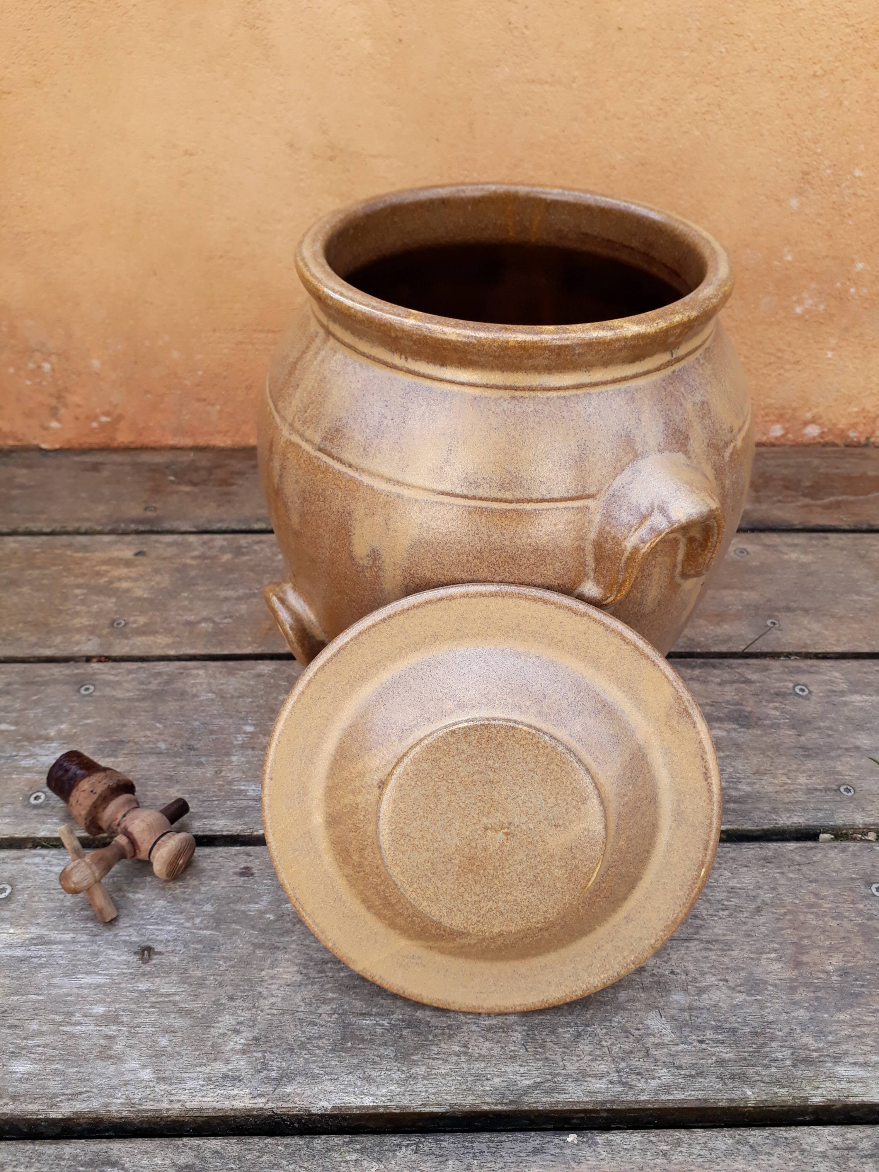 Vinegar maker stoneware with its lid