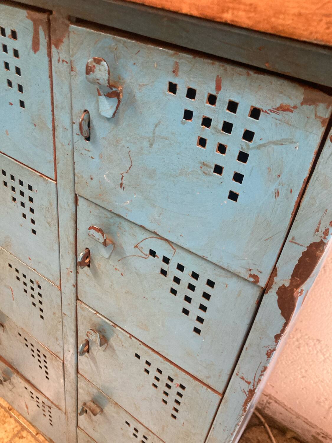 Workshop furniture with 20 blue lockers