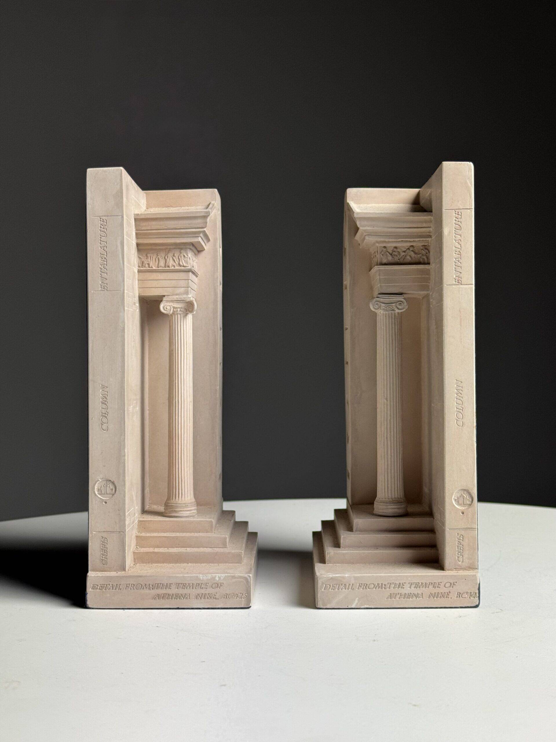 Set of ionic bookends