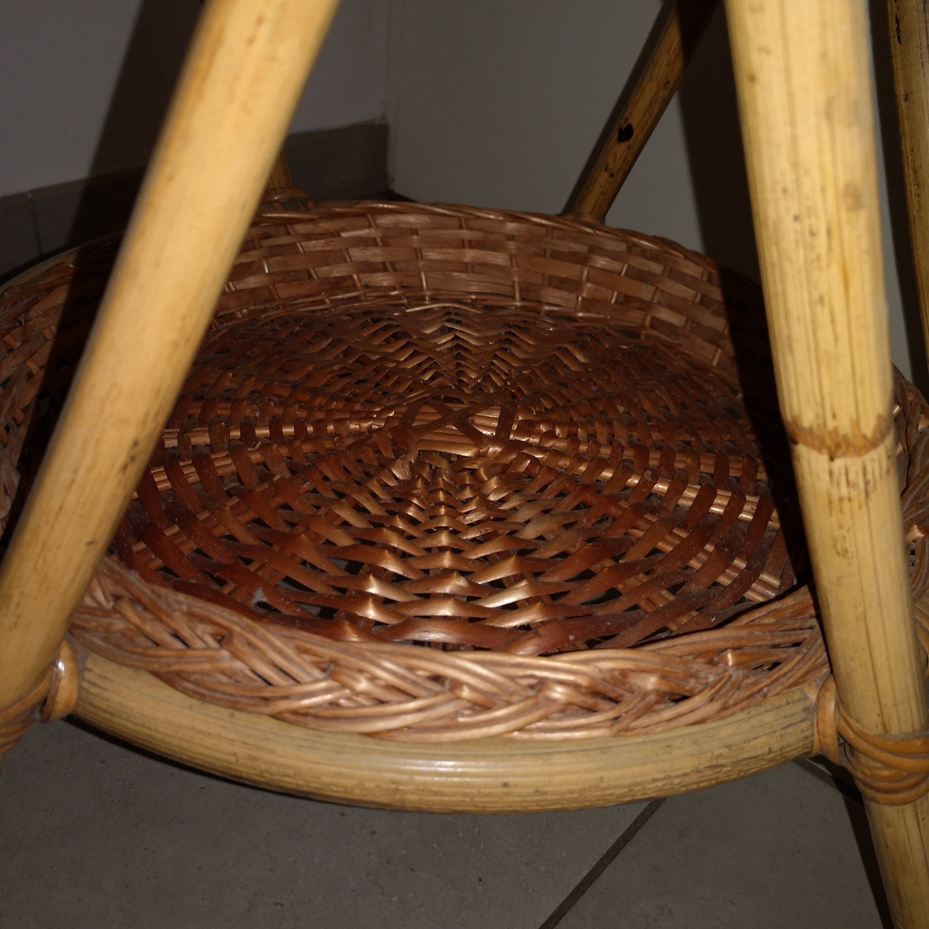 Table basse tripode en bambou dans le goût de Audoux-Minet avec porte-revues, 1950