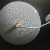 Globe blanc verre de clichy