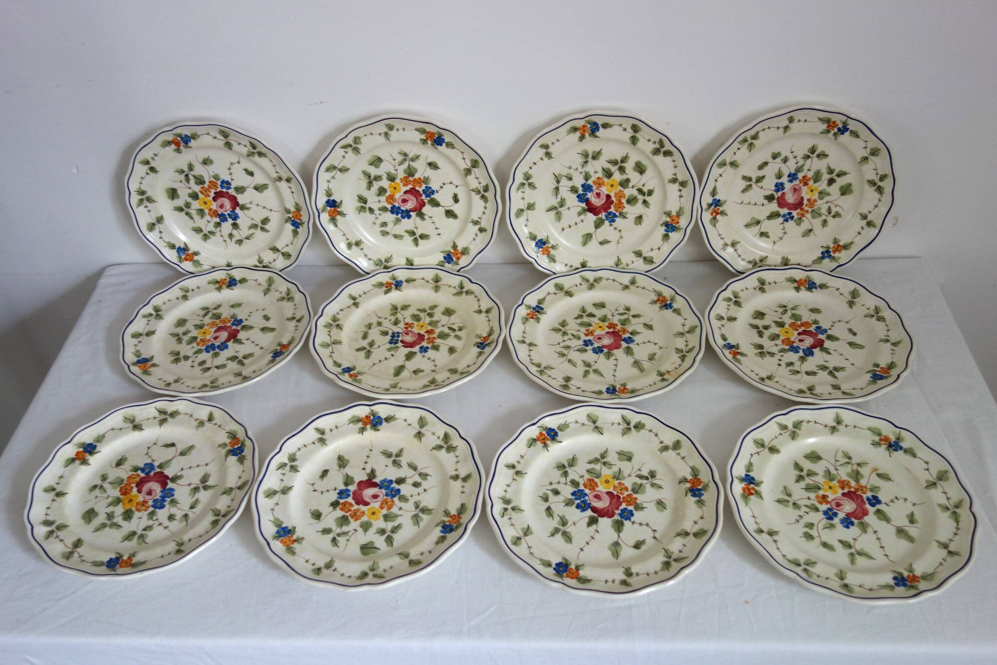 12 anciennes assiettes à dessert Longchamp décor fleuri
