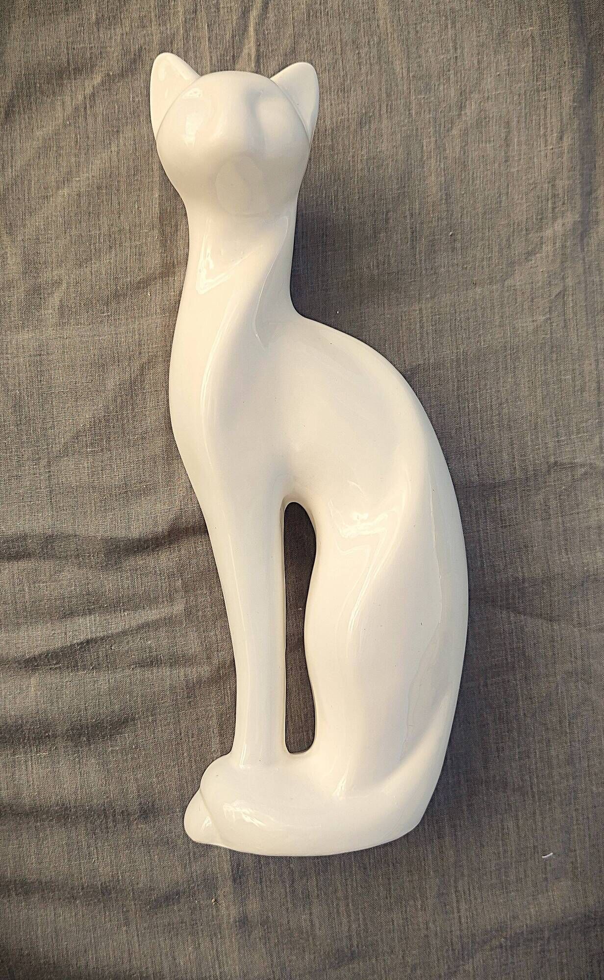 Statuette chat stylisé en céramique blanche