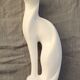 Statuette chat stylisé en céramique blanche